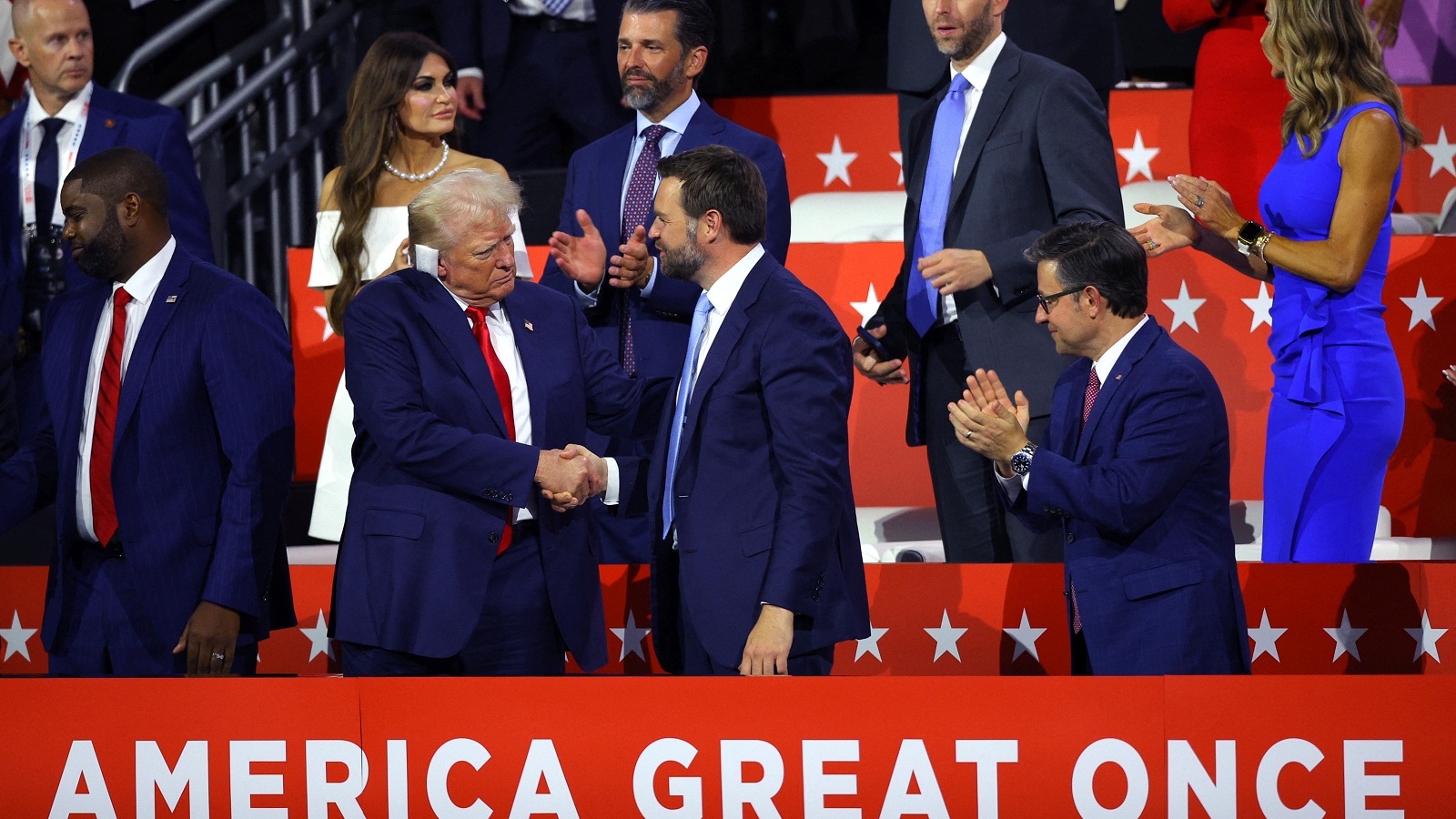 Συνέδριο Ρεπουμπλικανών: Ο Τραμπ, με επίδεσμο στο αυτί, επευφημείται στο Μιλγουόκι (εικόνες)-2