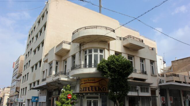 ενα-αστικό-ίχνος-από-τον-πειραιά-του-με-563129665