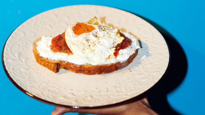 ανοιχτά-σάντουιτς-με-ντομάτα-τσαλαφο-563120899