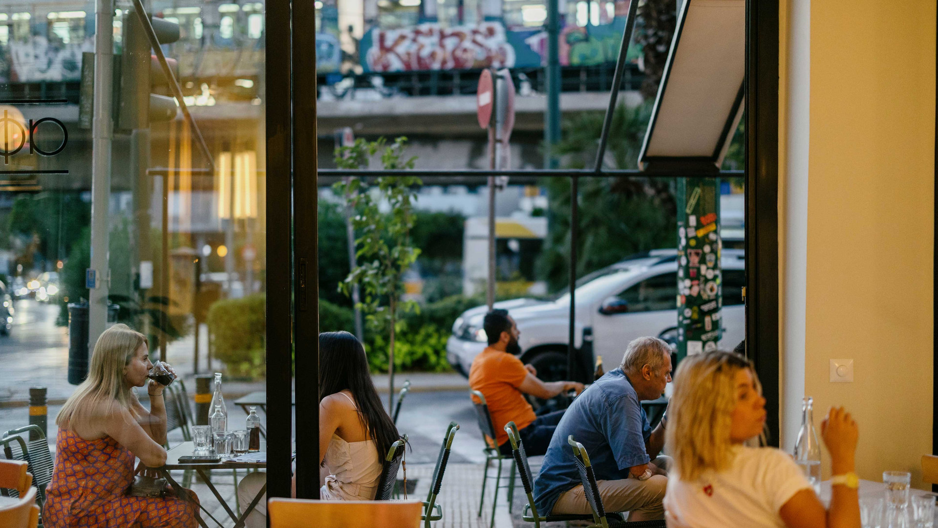 Τραπεζάκια έξω: 32 στέκια για φαγητό και ποτό με την Αθήνα για σκηνικό-1
