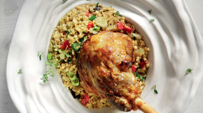 aρνί-στη-γάστρα-με-κουσκούς-καπνιστή-με-563125432