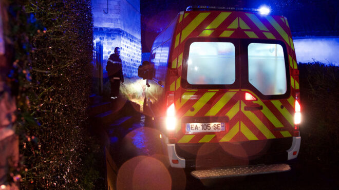 παρίσι-αυτοκίνητο-παρέσυρε-θαμώνες-κ-563131141