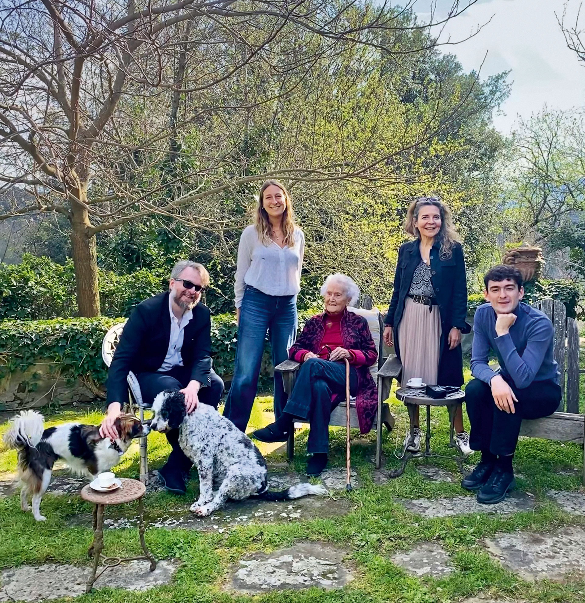 Στον Πύργο μίας βαρόνης κρύβεται μία αποικία συγγραφέων-8