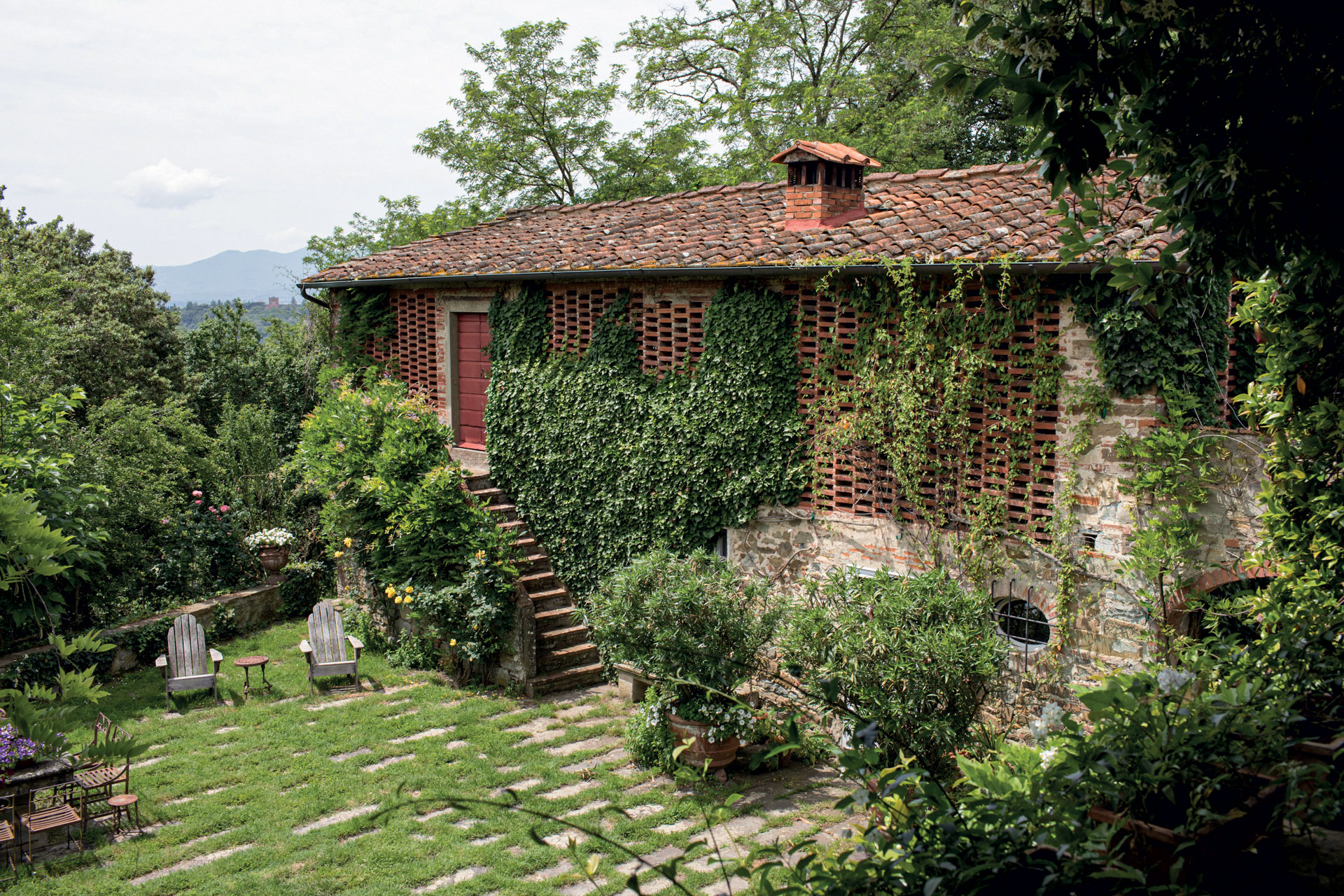 Στον Πύργο μίας βαρόνης κρύβεται μία αποικία συγγραφέων-9