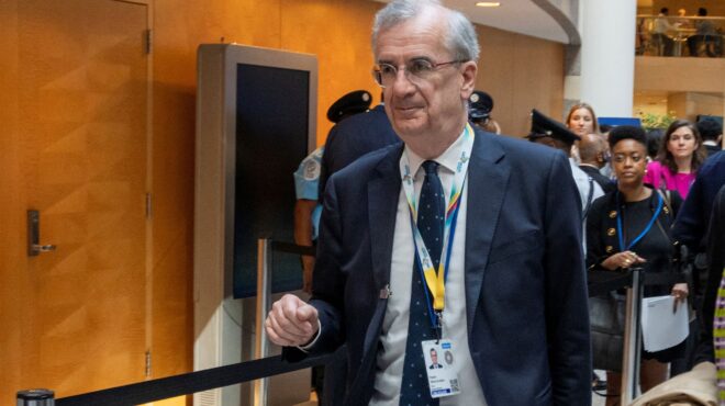 καμπανάκι-από-την-τράπεζα-της-γαλλί-563124271