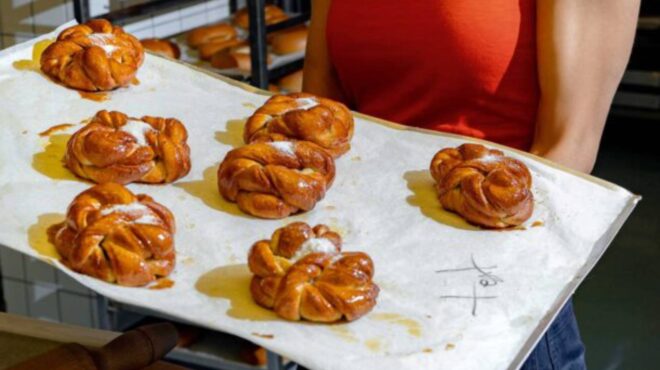 buns-με-καρδάμωμο-με-συνταγή-από-την-kora-563141050