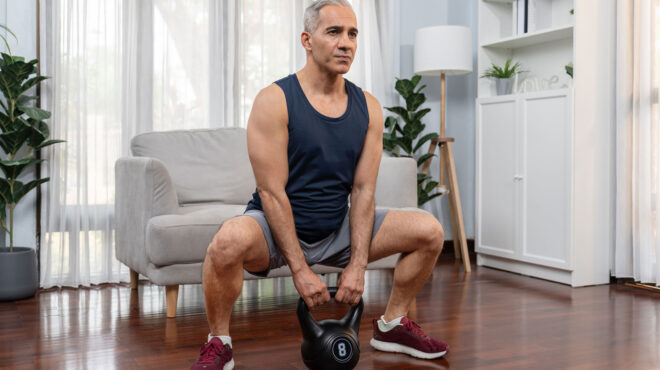 τρεις-κινήσεις-με-βαράκια-kettlebell-563121724