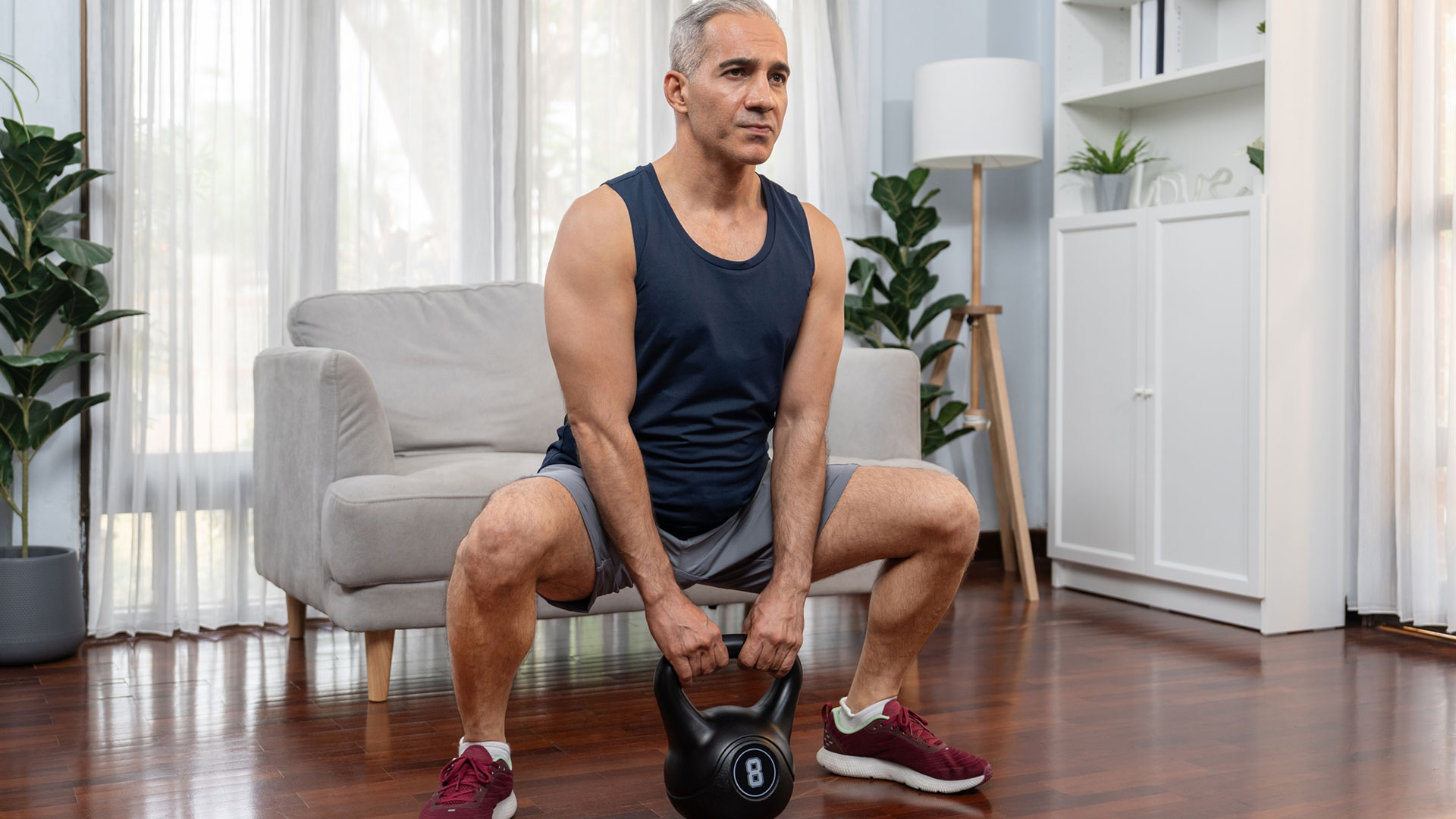 τρεις-κινήσεις-με-βαράκια-kettlebell-563121724