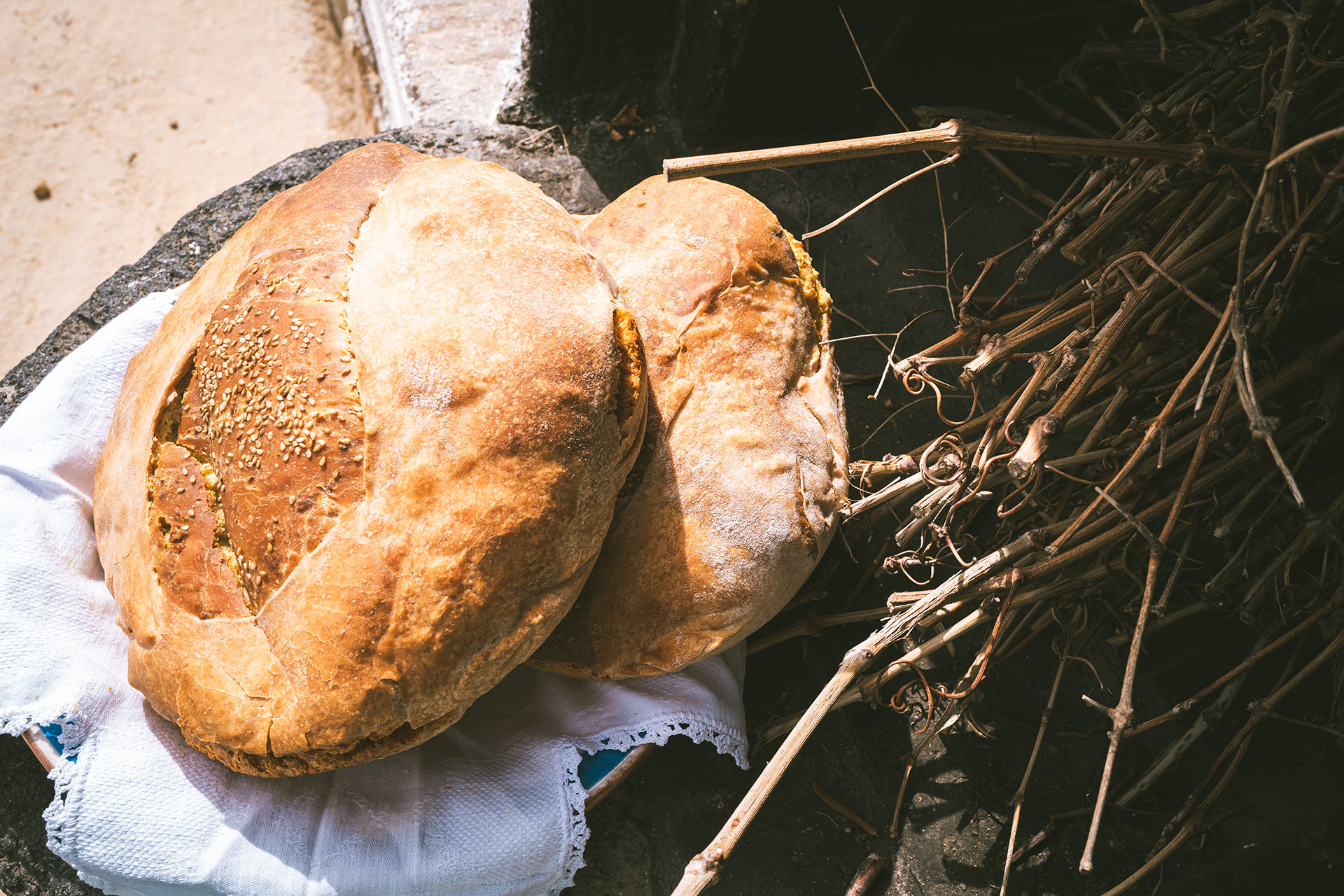 H αιώνια λιακάδα ενός κυκλαδίτικου τυρόψωμου-1