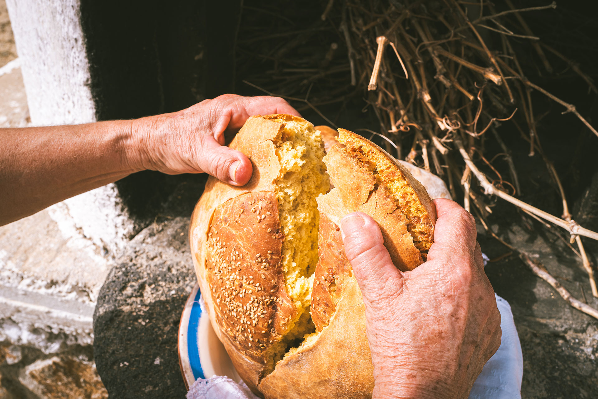 H αιώνια λιακάδα ενός κυκλαδίτικου τυρόψωμου-2