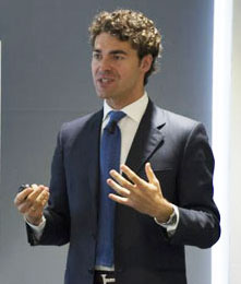 Αλμπέρτο Αλεμάνο: Ο στόχος Μακρόν επετεύχθη, αλλά με βαρύ τίμημα-1