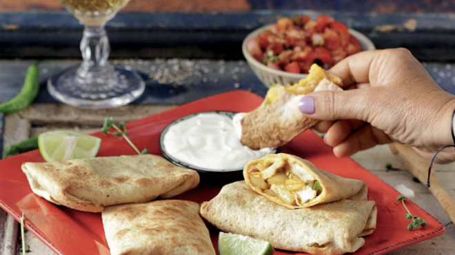 chimichangas-με-κοτόπουλο-και-σάλτσα-chipotle-563127031