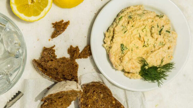 ταραμοσαλάτα-χοντρή-με-λαδόψωμο-563128231