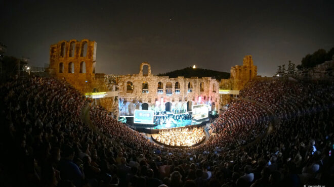 μια-βιολέτα-με-αέρα-χόλιγουντ-563114422