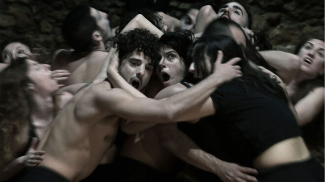 βαθιά-υπόκλιση-στους-χορούς-563137141