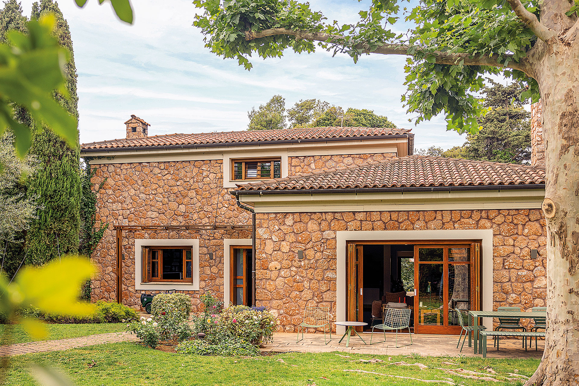 Μία πέτρινη οικία στην Εκάλη αποκαλύπτει έναν μοναδικό (μικρό) κόσμο-6