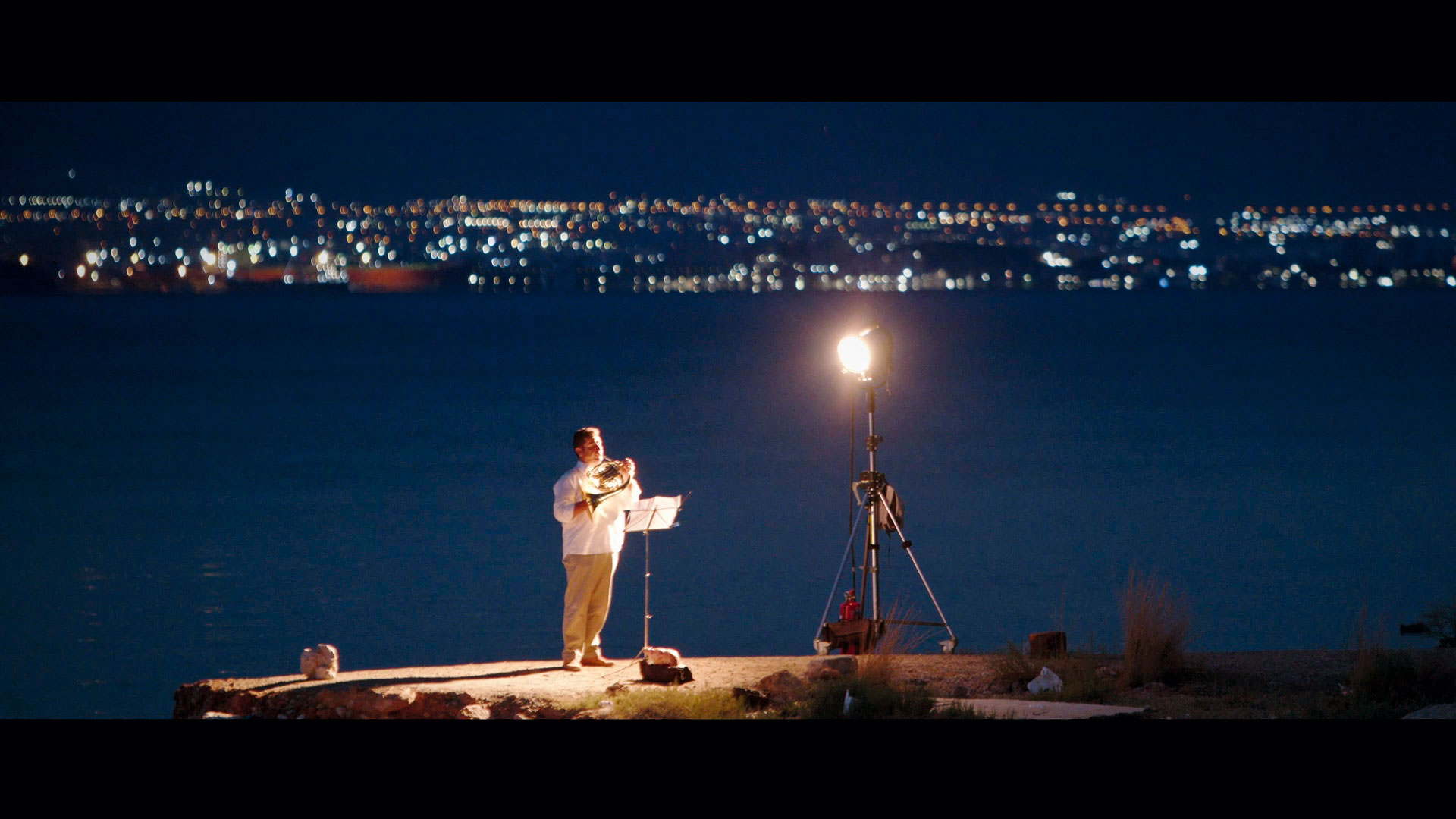 Πεθαίνοντας στο στενό της Σαλαμίνας-1