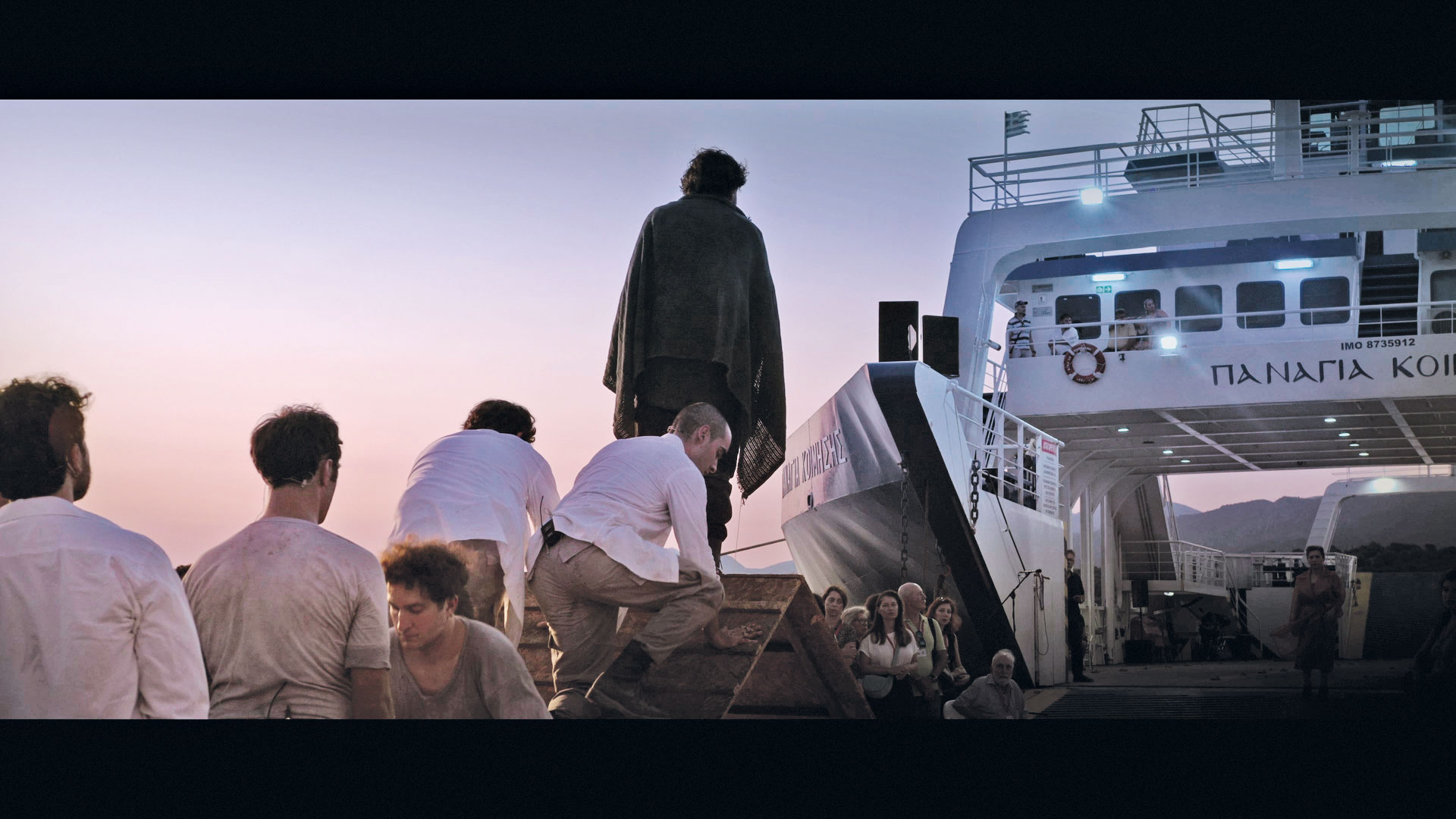 Πεθαίνοντας στο στενό της Σαλαμίνας-2