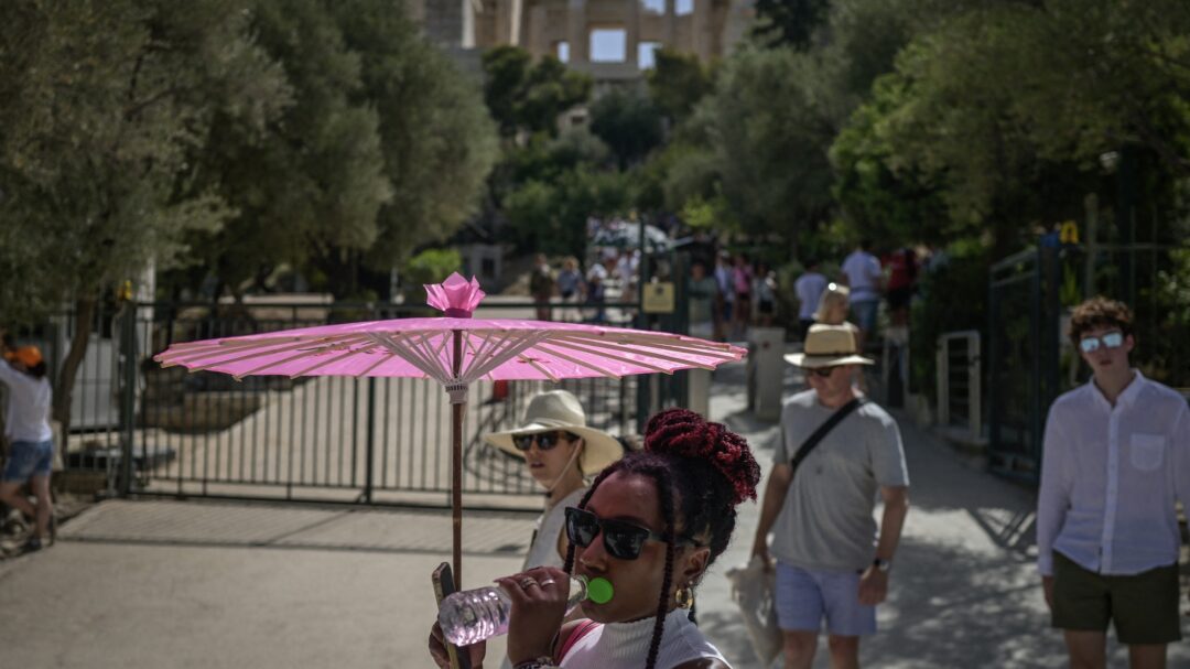 οι-καύσωνες-και-το-τουριστικό-θαύμα-τη-563124667