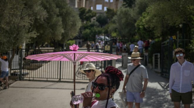 οι-καύσωνες-και-το-τουριστικό-θαύμα-τη-563124667