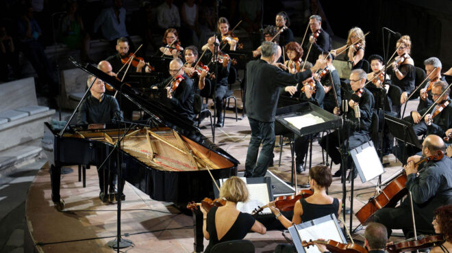 καταιγιστικό-χειροκρότημα-για-τον-αλ-563137249