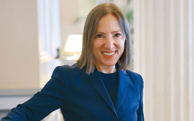 Ελένη Κουναλάκη στην «Κ»: Κίνδυνος για τη δημοκρατία η επανεκλογή Τραμπ