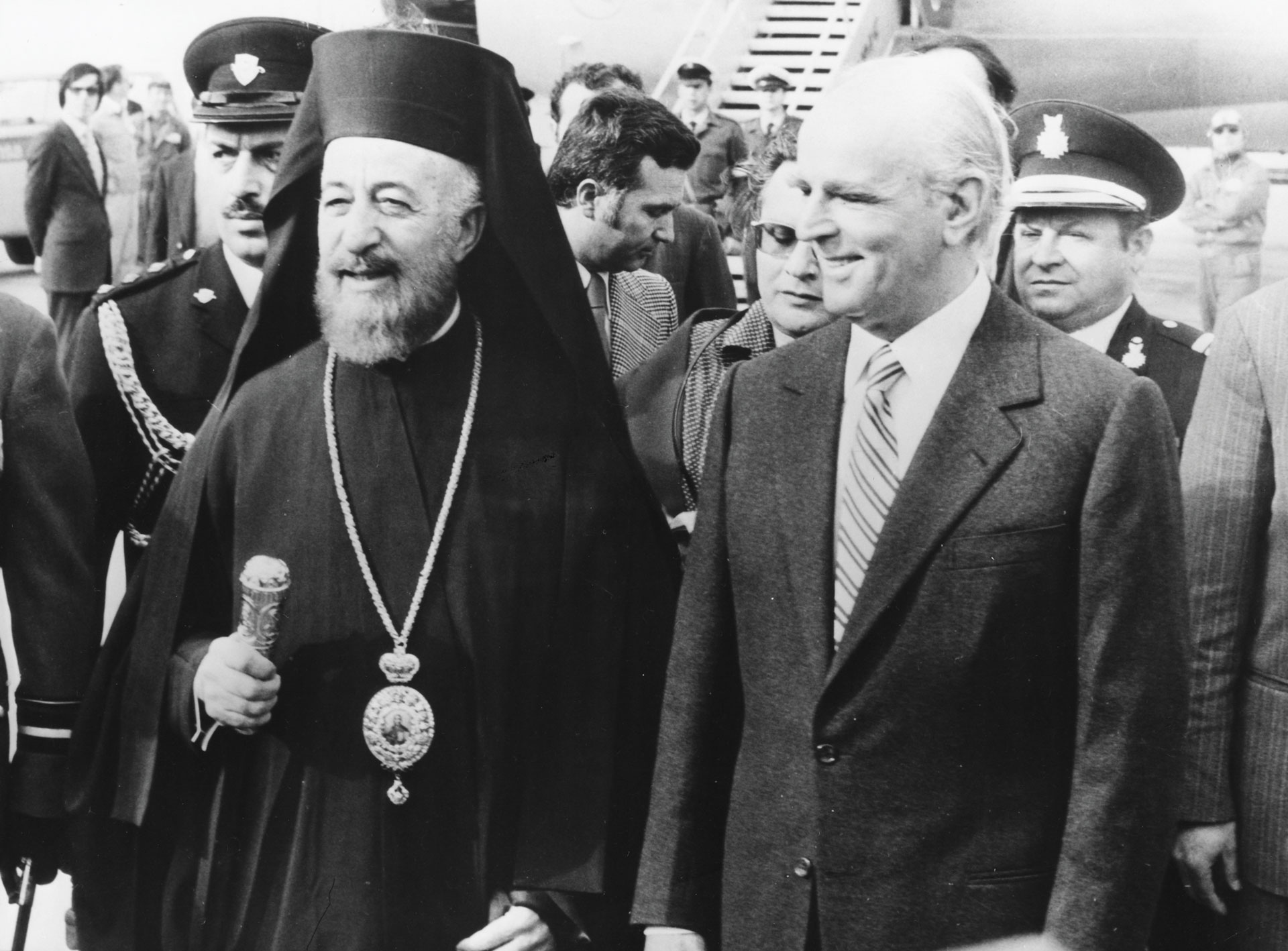 «Απέξω ο κόσμος να γιορτάζει για την έλευση του Καραμανλή και της δημοκρατίας, κι εγώ στο συνοδευτικό της ασφάλειας να ακούω ύβρεις και απειλές»-7