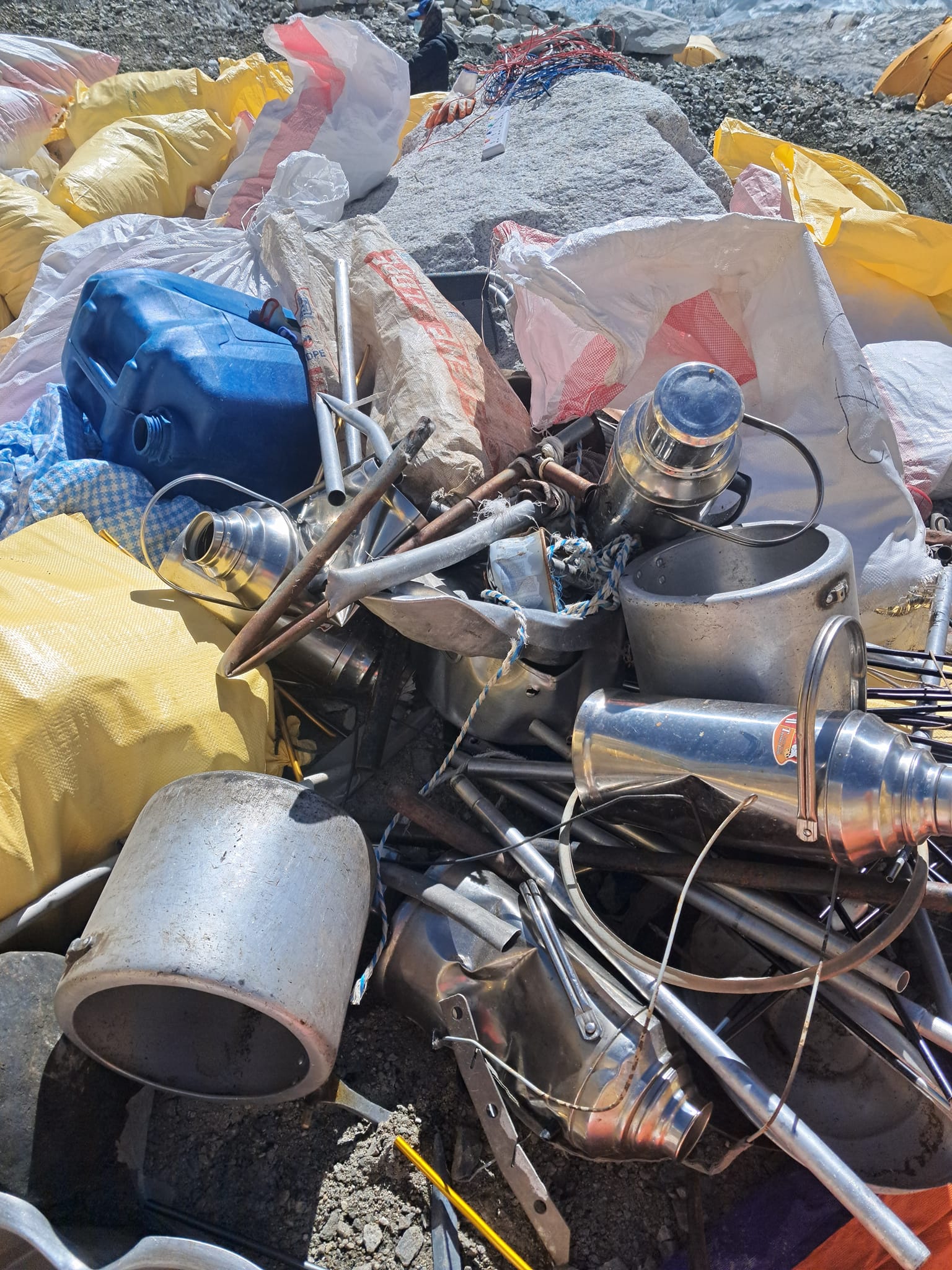 Εβερεστ: Ανασύροντας σκουπίδια και «παγωμένους ορειβάτες» από τη Ζώνη Θανάτου-3