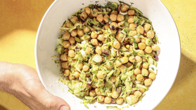 ρεβυθοσαλάτα-με-κολοκυθάκια-και-ξηρο-563115457