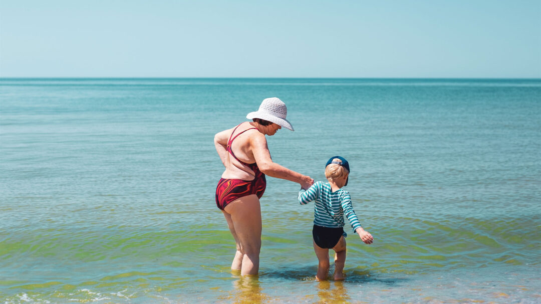 μετρούν-μπάνια-και-παγωτά-με-τους-παππ-563139391