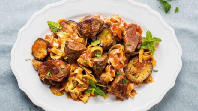 γιουβέτσι-με-μοσχαράκι-μελιτζάνες-κα-563136952