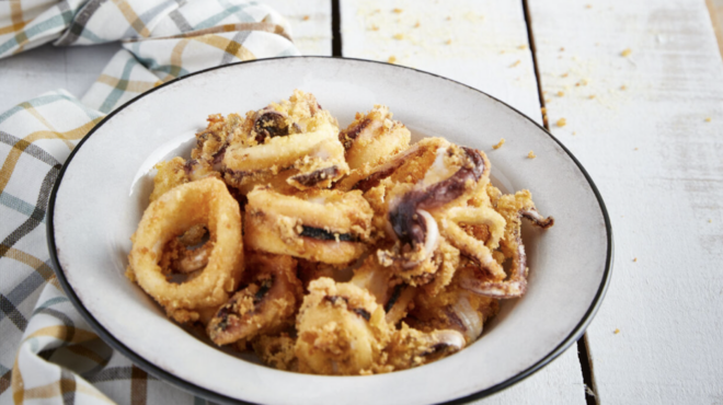 καλαμαράκια-τηγανητά-με-μπαχαράτο-σι-563105971