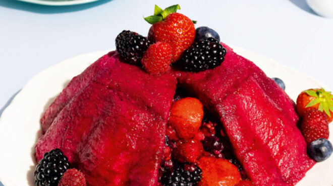 καλοκαιρινή-πουτίγκα-με-ψωμί-και-φρού-563148616