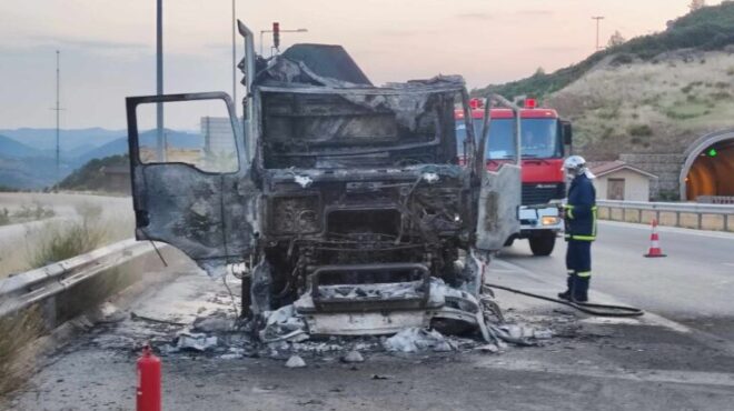 φορτηγό-τυλίχθηκε-στις-φλόγες-κλεισ-563120095