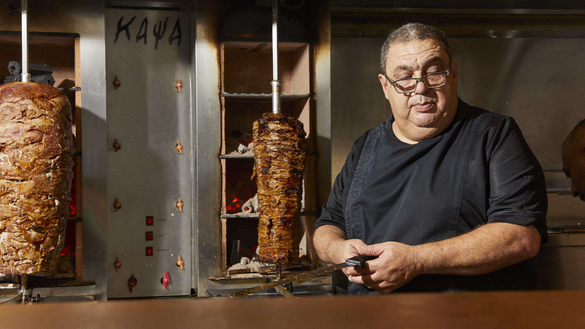 Κάψα: Το σουβλάκι του Πέσκια έχει γύρο στα κάρβουνα και «κερατένια» σάλτσα-3