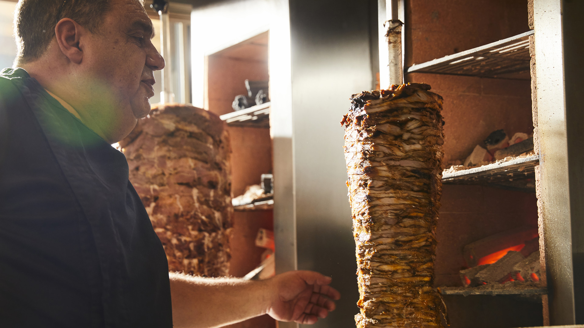 Κάψα: Το σουβλάκι του Πέσκια έχει γύρο στα κάρβουνα και «κερατένια» σάλτσα-2