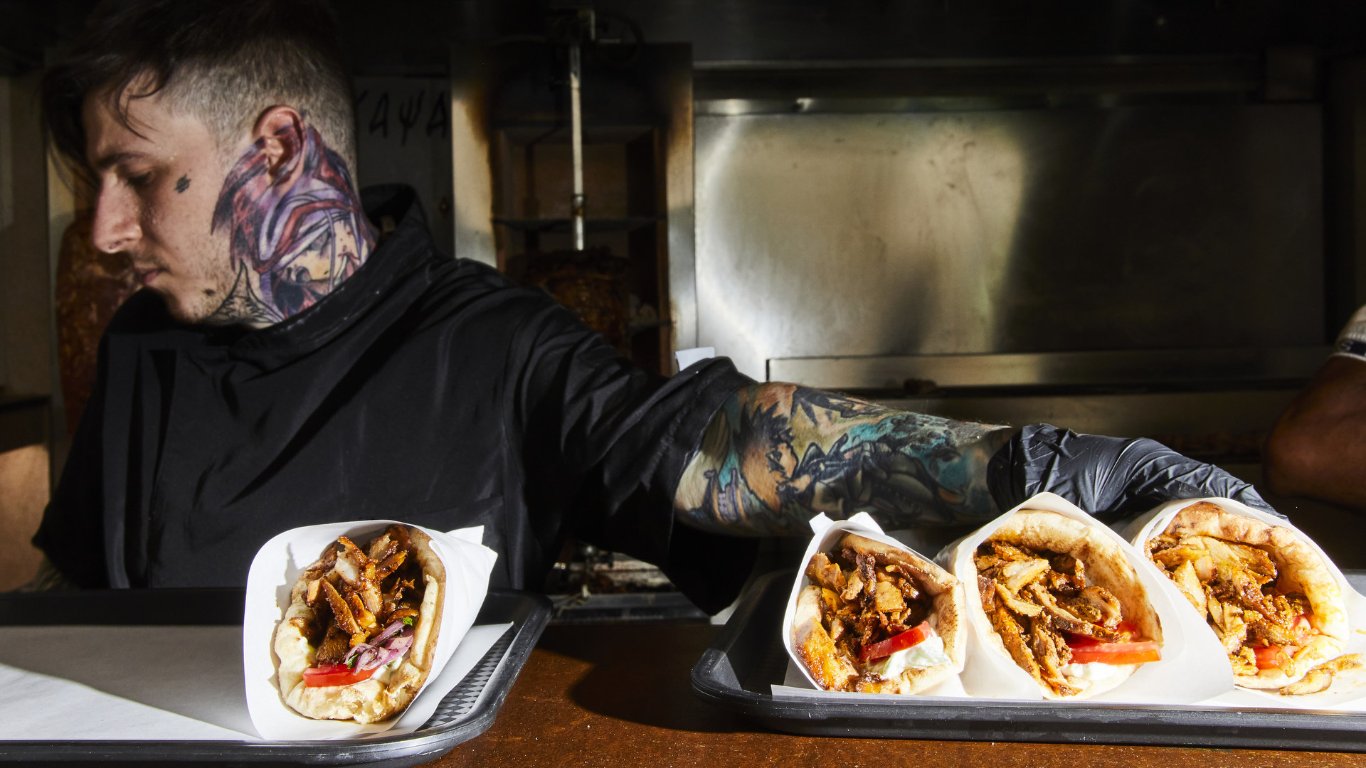 Κάψα: Το σουβλάκι του Πέσκια έχει γύρο στα κάρβουνα και «κερατένια» σάλτσα-4