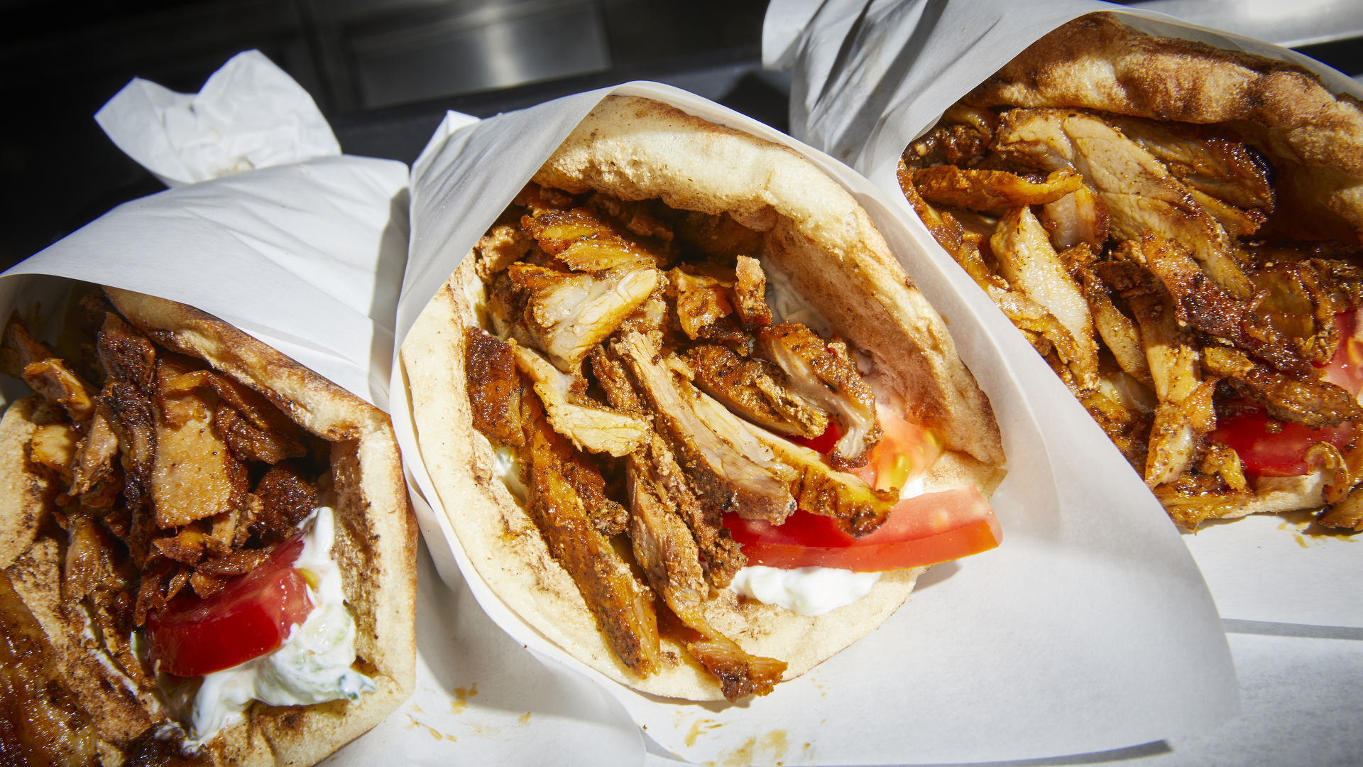 Κάψα: Το σουβλάκι του Πέσκια έχει γύρο στα κάρβουνα και «κερατένια» σάλτσα-1