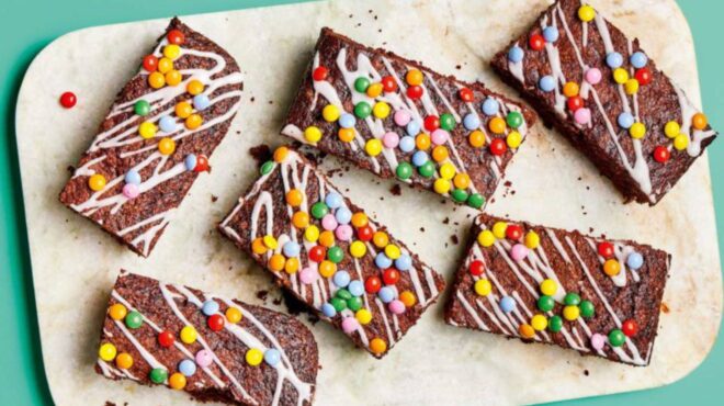 κέικ-σοκολάτας-καφέ-κατευθείαν-στο-τα-563143060