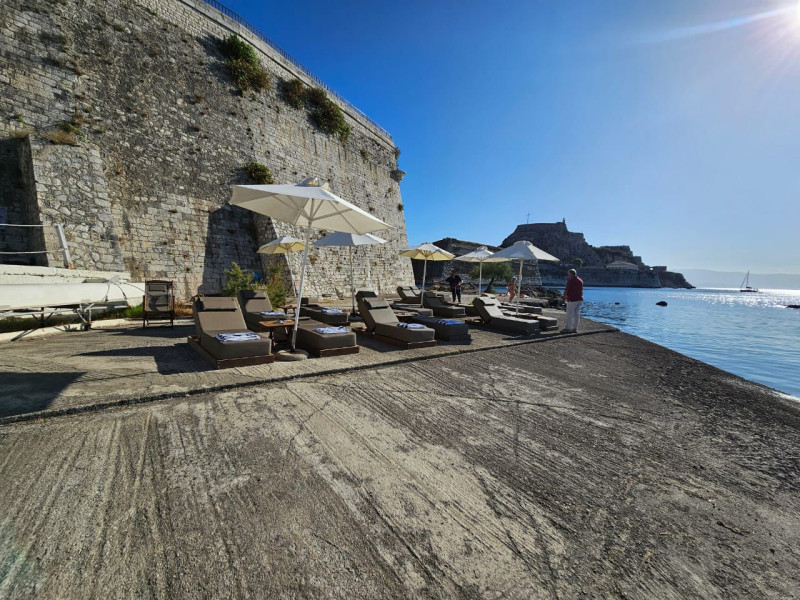 Κέρκυρα: «Ξήλωσαν» ξαπλώστρες από παραλία – Εικόνες-1