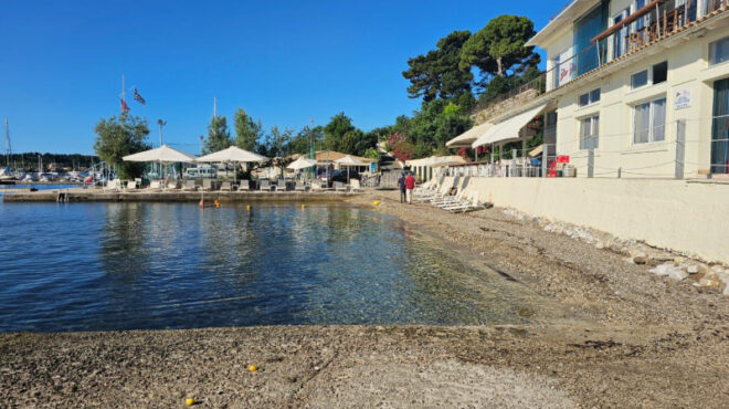 κέρκυρα-ξήλωσαν-ξαπλώστρες-από-παρ-563110084