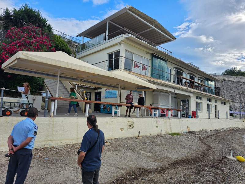 Κέρκυρα: «Ξήλωσαν» ξαπλώστρες από παραλία – Εικόνες-3