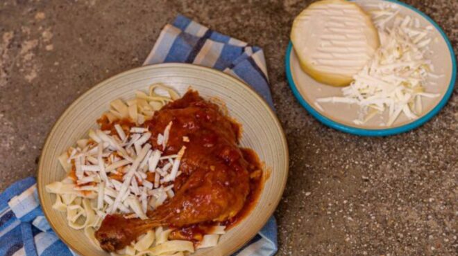 ματσάτα-με-κόκορα-κοκκινιστό-από-τη-φο-563118973