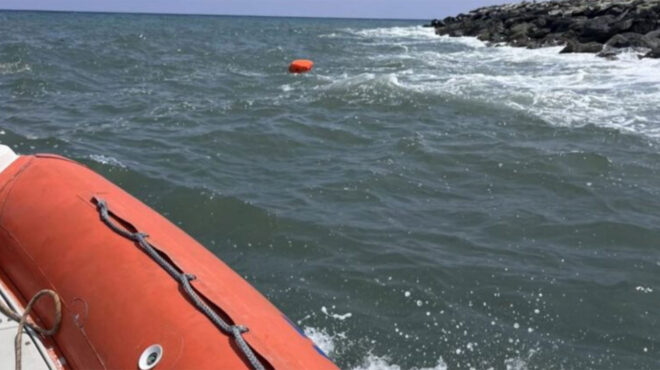 τρεις-κολυμβητές-παρασύρθηκαν-στα-βα-563143549