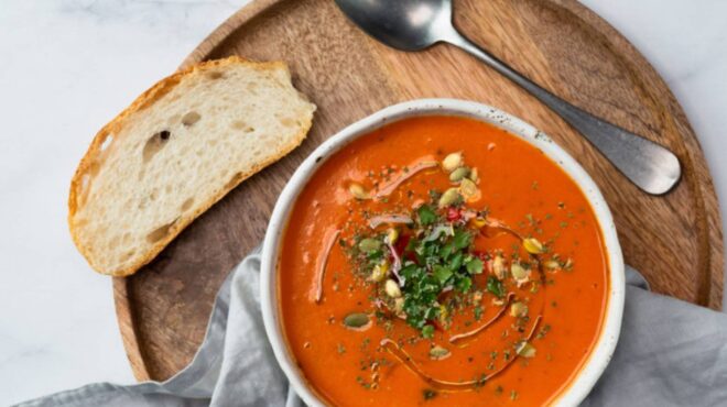 κρύα-σούπα-ντομάτας-γκασπάτσο-με-ροδά-563152474