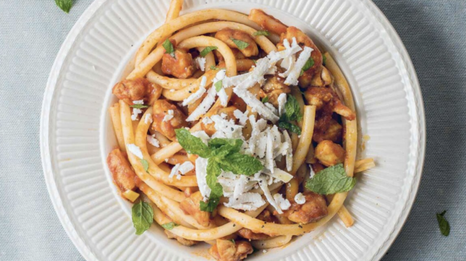 μακαρόνια-χοντρά-με-ντομάτα-κοτόπουλ-563141653