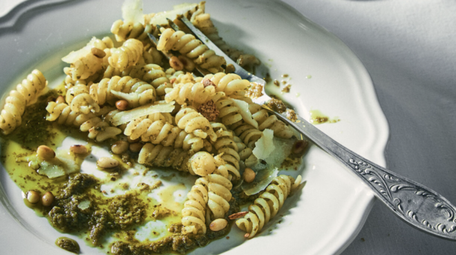 στριφτά-ζυμαρικά-με-πέστο-βασιλικού-563105512