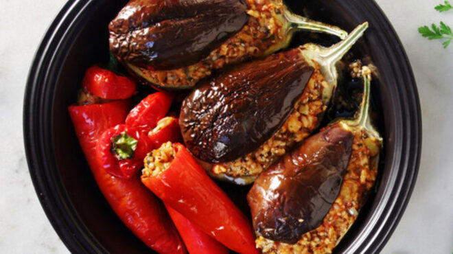 πιπεριές-φλωρίνης-και-μελιτζάνες-γεμ-563113951