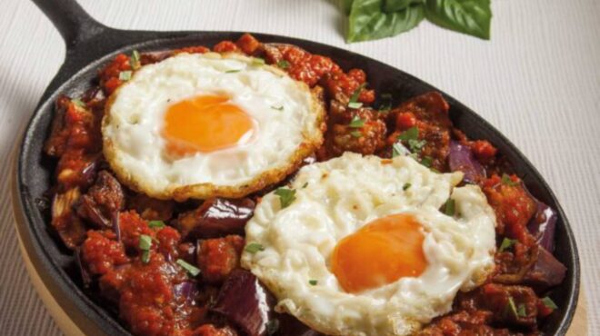 μελιτζάνες-σοτέ-με-αυγά-μάτια-βασιλικ-563115139