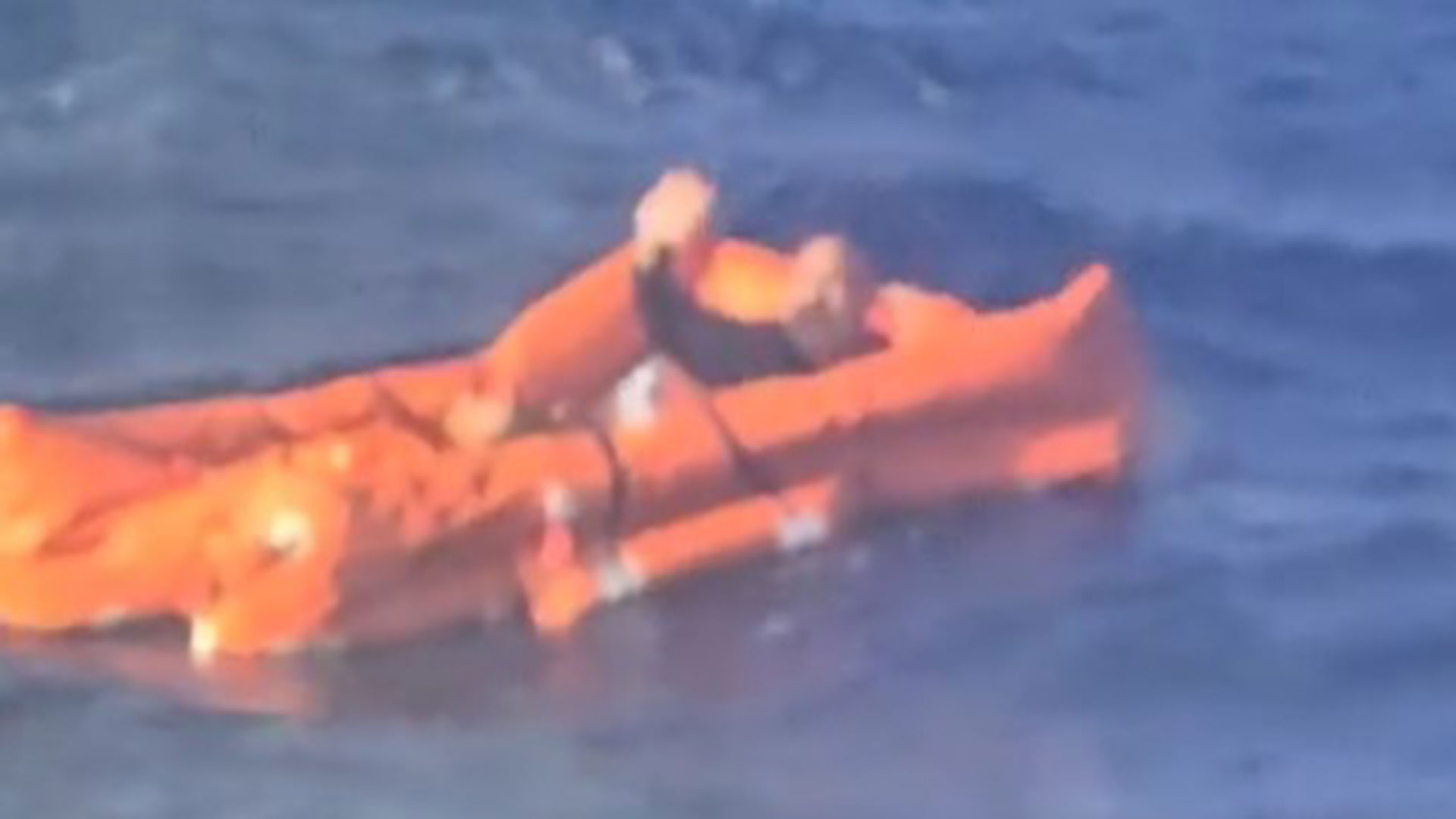 Εικόνες από τη διάσωση ναυαγού μεταξύ Τήνου και Μυκόνου-1